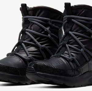 Womens Nike Tanja Boots size 11